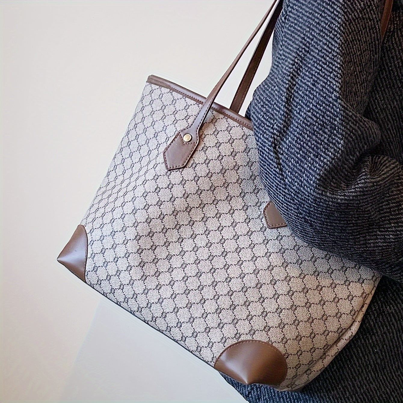 LABOONOO women's spacious geometric pattern tote bag with zipper closure