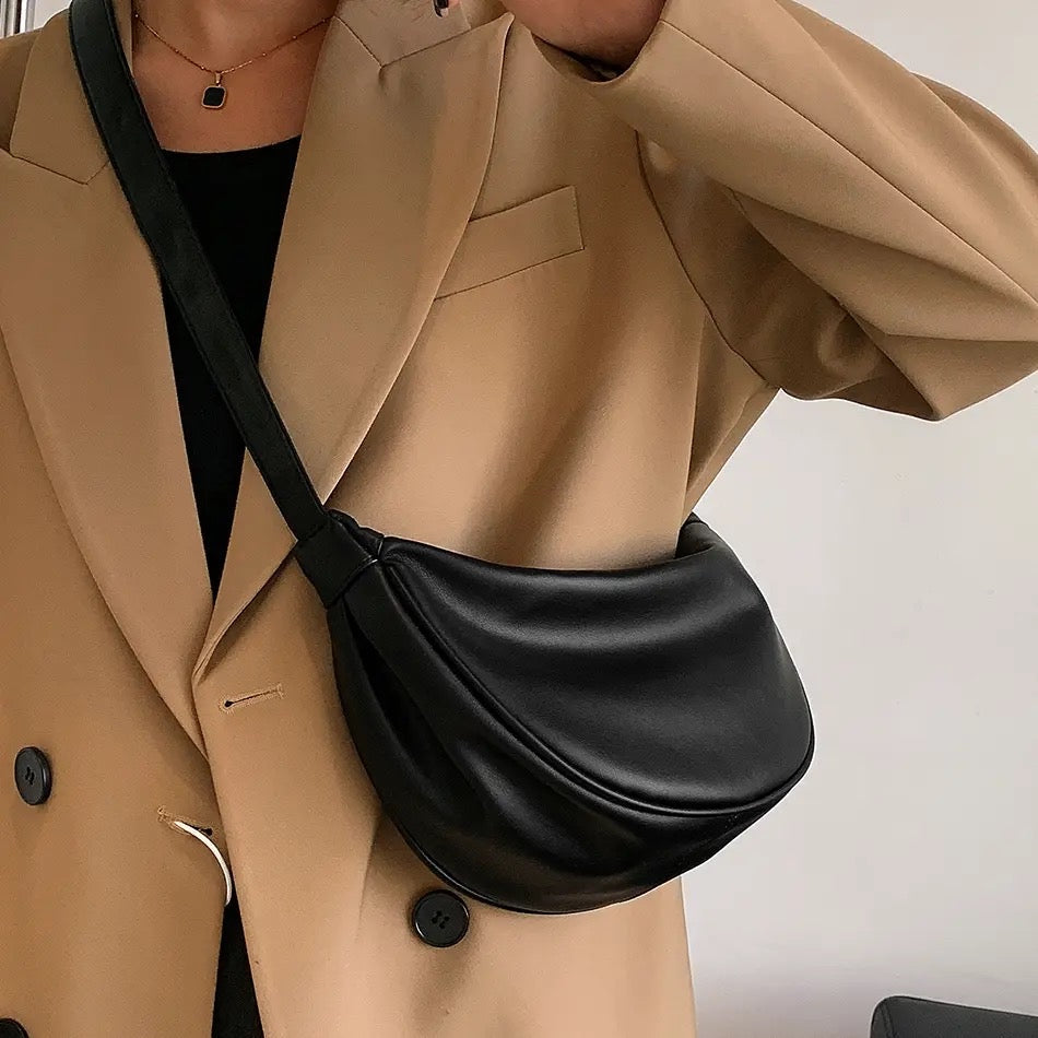 Hannah Banana Bag — Curved Elegance, Everyday Utility