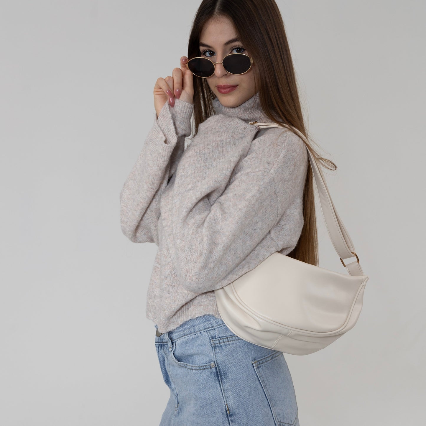 Hannah Banana Bag — Curved Elegance, Everyday Utility