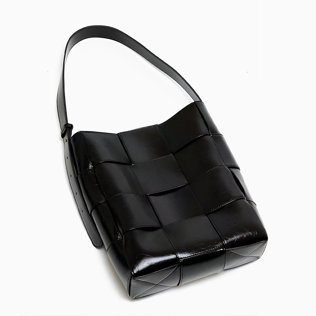 Chic Luna shoulder bag: Your stylish everyday accessory