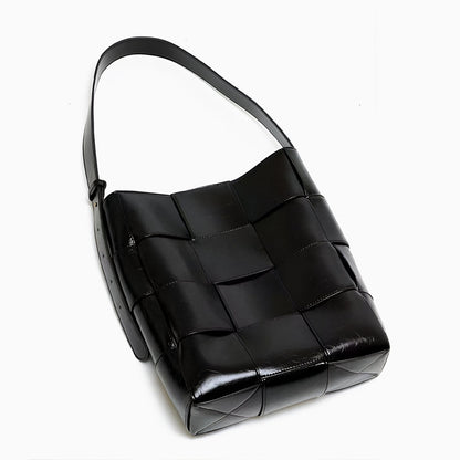 Chic Luna shoulder bag: Your stylish everyday accessory