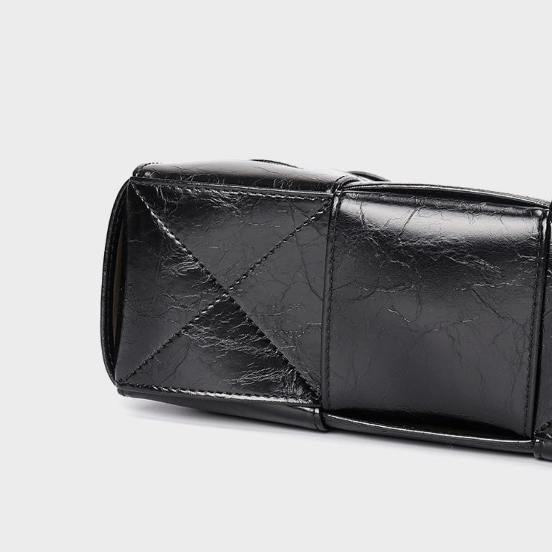 Chic Luna shoulder bag: Your stylish everyday accessory