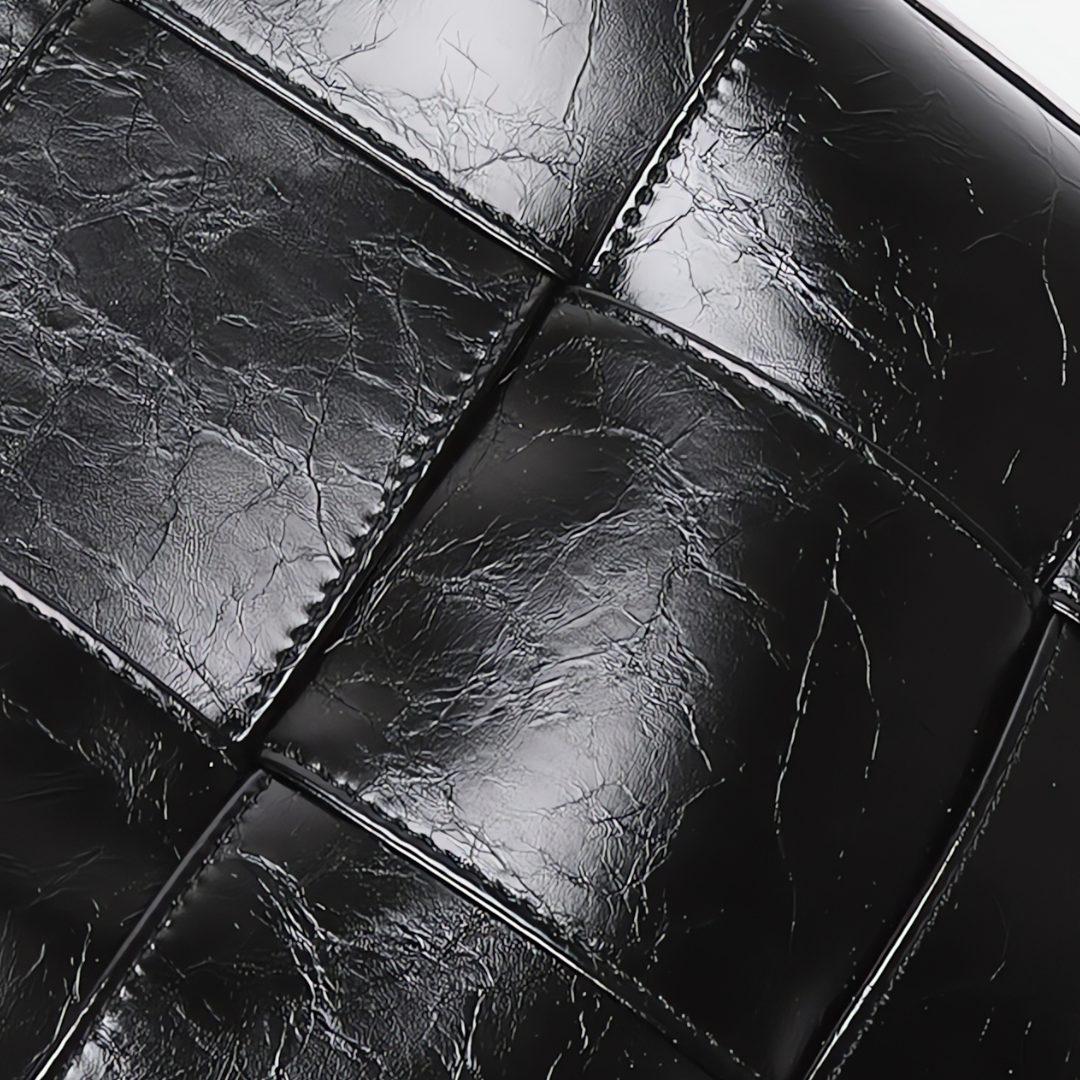 Chic Luna shoulder bag: Your stylish everyday accessory