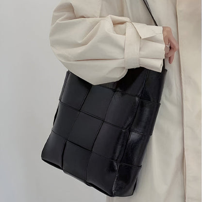 Chic Luna shoulder bag: Your stylish everyday accessory