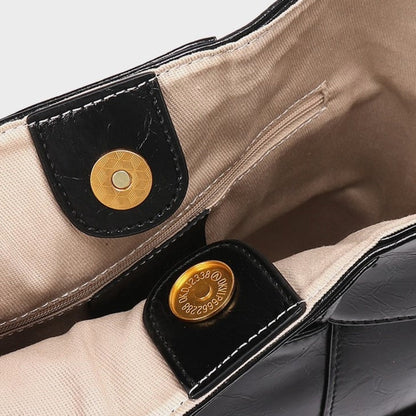 Chic Luna shoulder bag: Your stylish everyday accessory