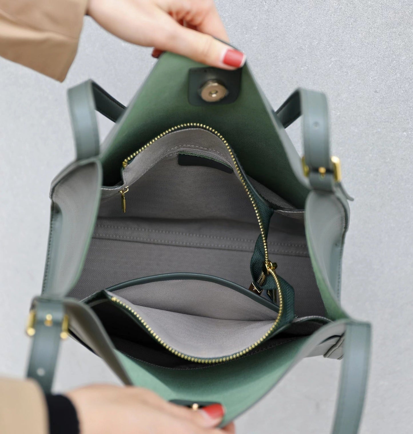 Chic Sindy Leather Tote Bag for Organized Essentials