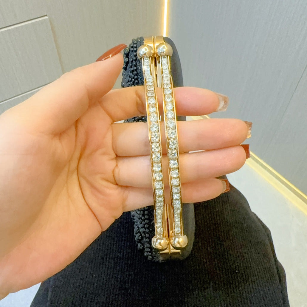 Elegant Emelia Pearl Clutch Bag for Stylish Evening Events