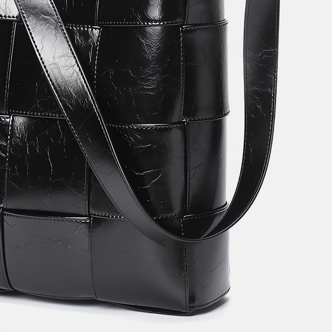 Chic Luna shoulder bag: Your stylish everyday accessory