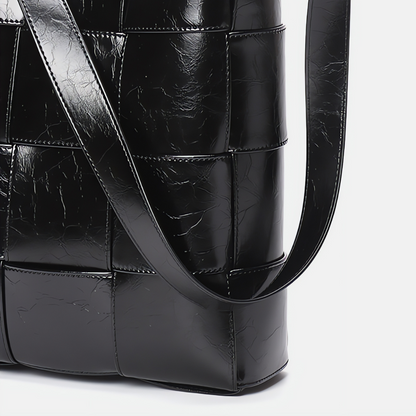 Chic Luna shoulder bag: Your stylish everyday accessory