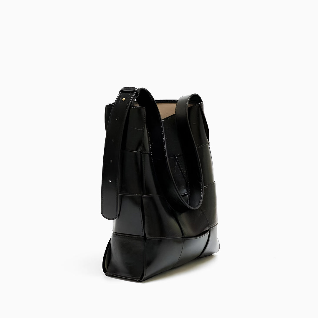 Chic Luna shoulder bag: Your stylish everyday accessory