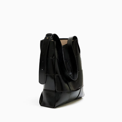 Chic Luna shoulder bag: Your stylish everyday accessory