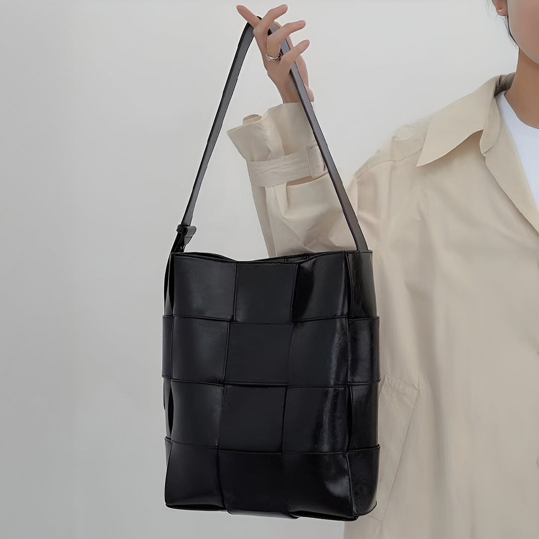 Chic Luna shoulder bag: Your stylish everyday accessory