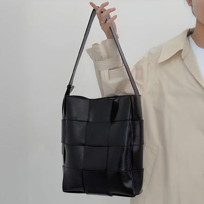 Chic Luna shoulder bag: Your stylish everyday accessory